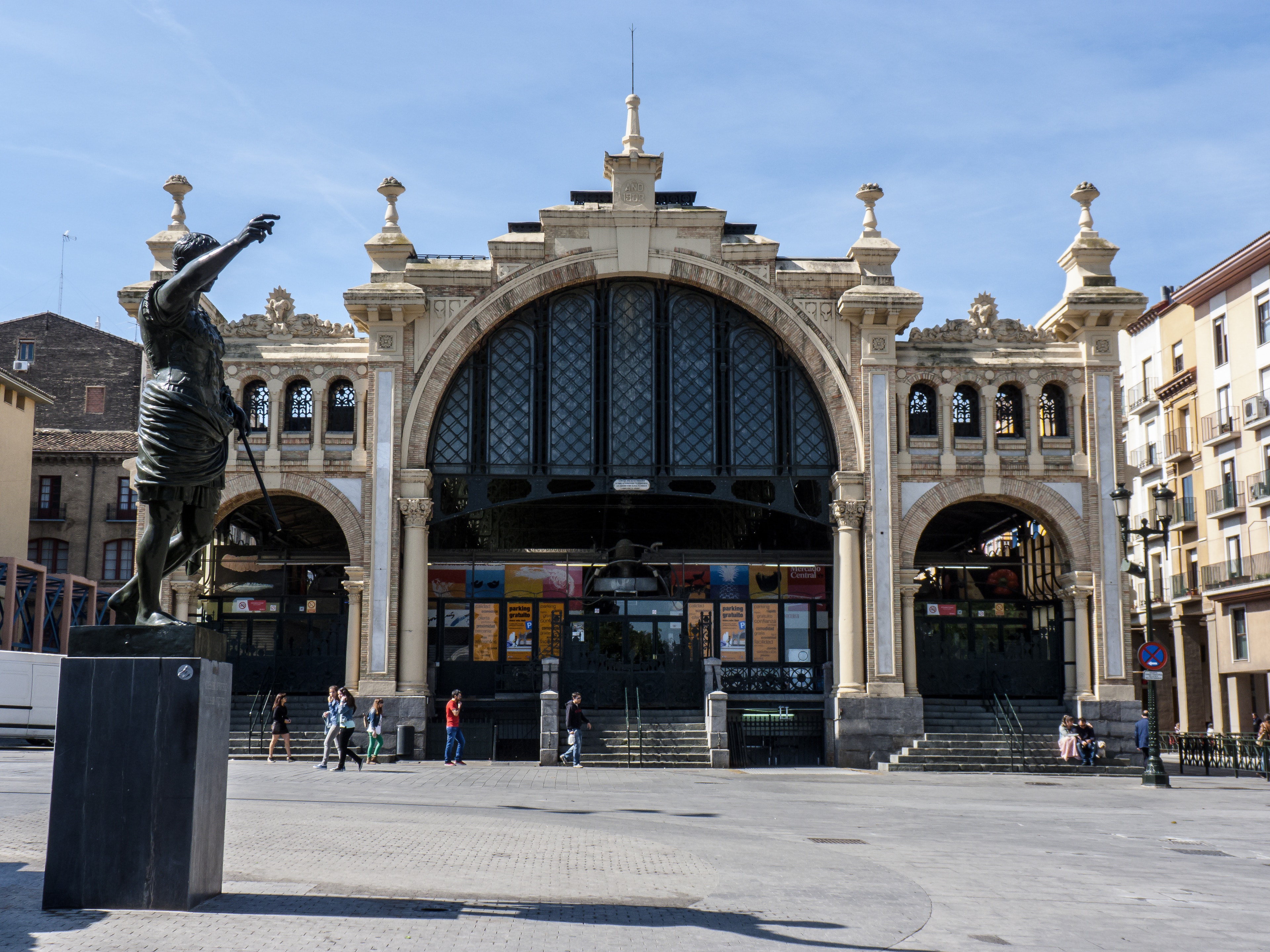 La fachada del Mercado Central de Zaragoza, con su gran arco de hierro y cristal