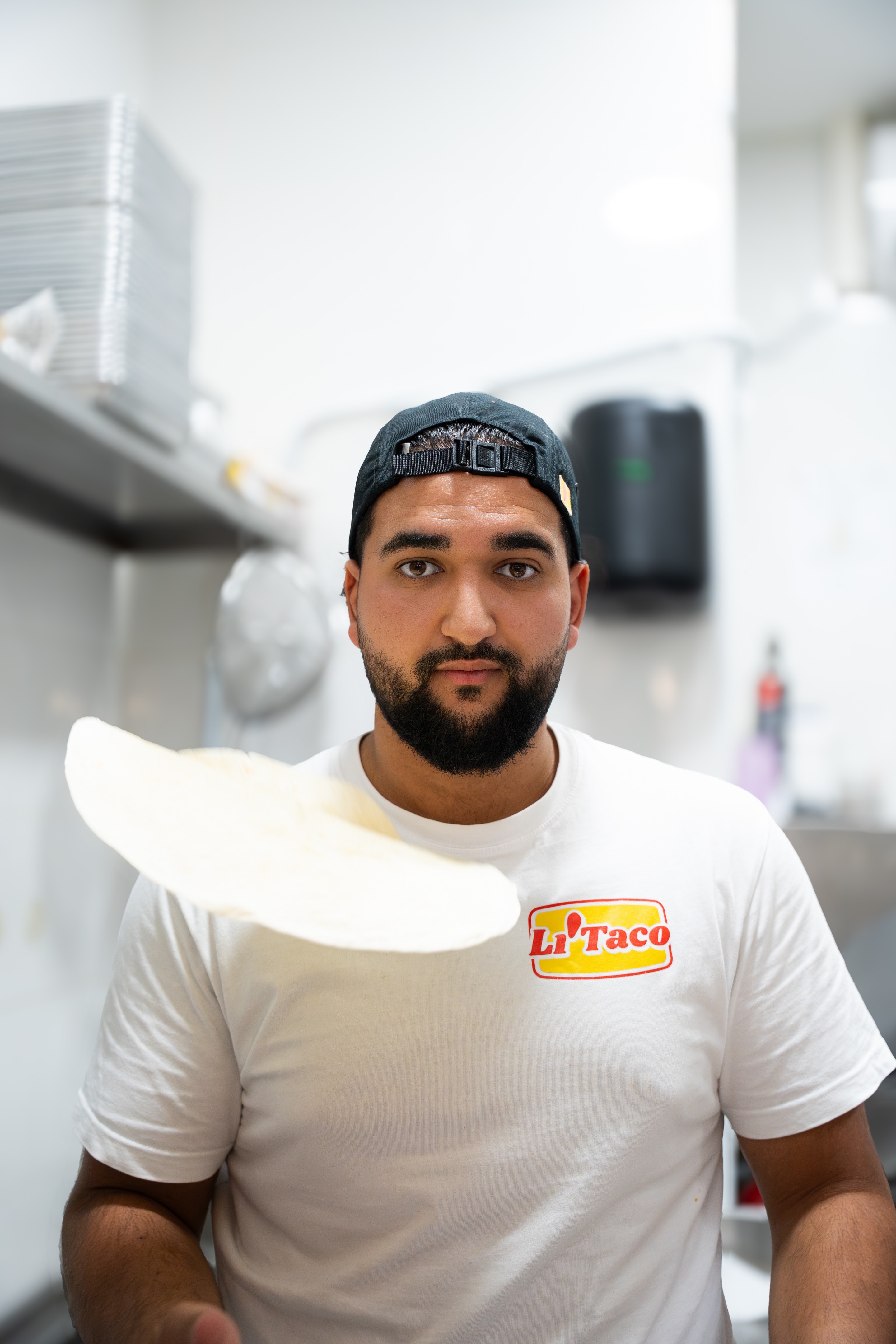 El cocinero de Li'Taco lanza una tortilla al aire en la cocina